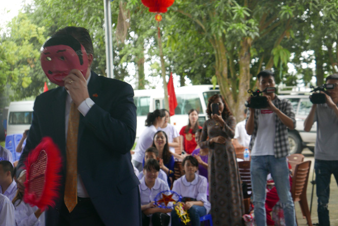 Đại sứ Mỹ đeo mặt nạ múa lân, toát mồ hôi học làm bánh Trung thu - Ảnh 2.