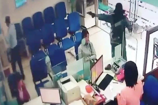 Hơn 100 trinh sát truy lùng, bắt nghi can cướp ngân hàng, thu giữ súng, 700 triệu đồng 1 Hơn 100 trinh sát truy lùng, bắt nghi can cướp ngân hàng, thu giữ súng, 700 triệu đồng 1