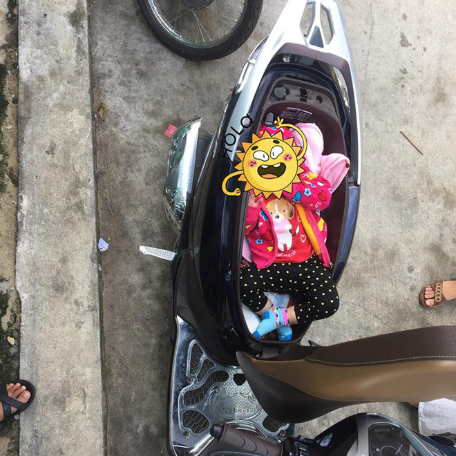 Hình ảnh chị gái đặt con nhỏ vào cốp xe máy để thay tã bên lề đường khiến dân mạng thi nhau đồn đoán đủ điều - Ảnh 1.