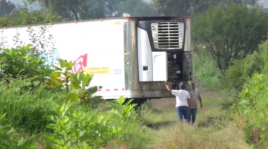 Mexico: Toa xe container bốc mùi hôi thối giữa chốn công cộng, người dân phẫn nộ khi biết có 150 xác người chết bên trong - Ảnh 2. Mexico: Toa xe container bốc mùi hôi thối giữa chốn công cộng, người dân phẫn nộ khi biết có 150 xác người chết bên trong 2