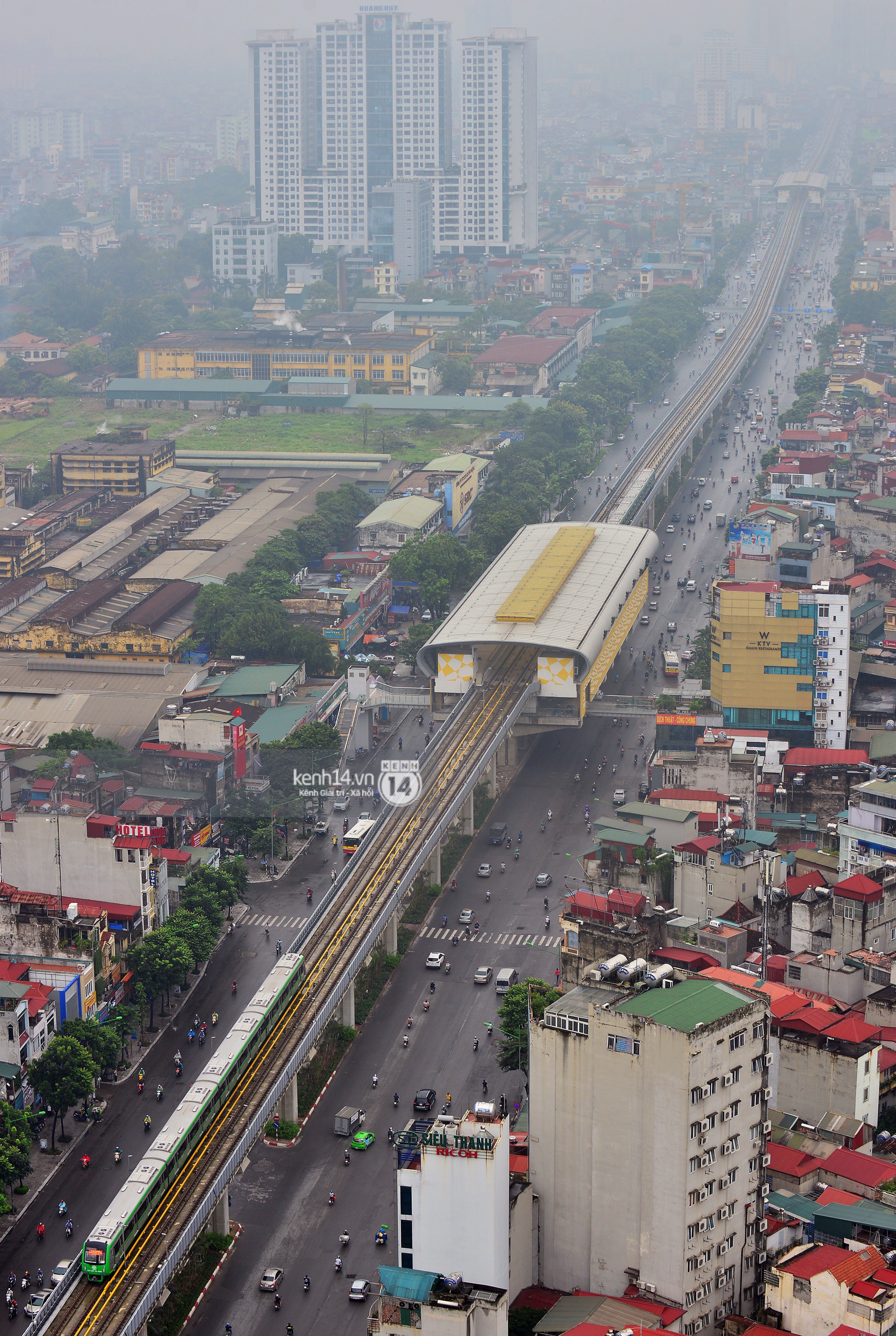 Ảnh: 4 đoàn tàu đường sắt trên cao bất ngờ di chuyển trong mưa trước ngày chạy thử - Ảnh 7.