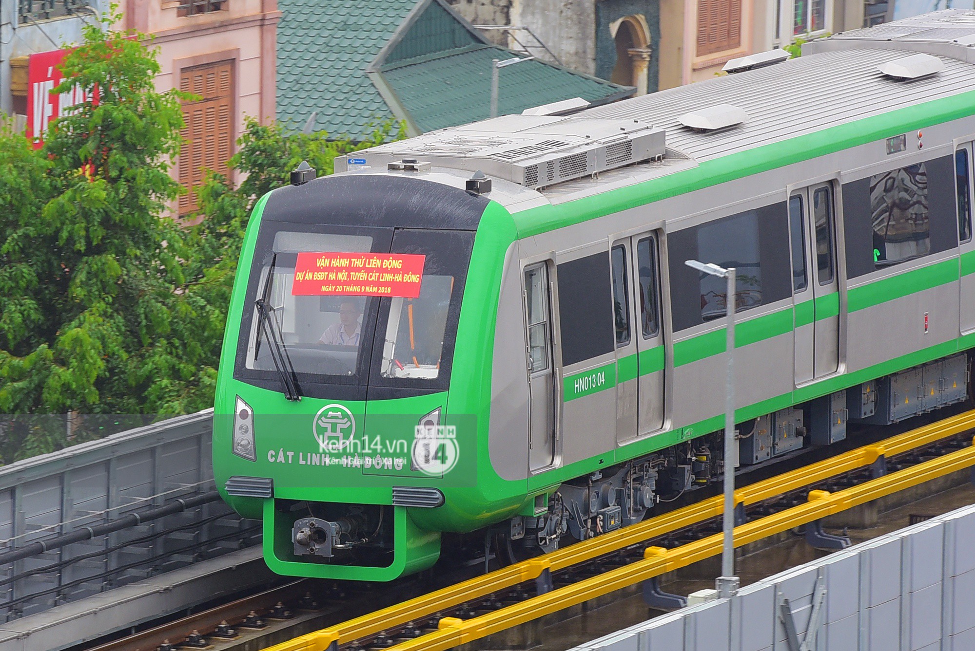 Ảnh: 4 đoàn tàu đường sắt trên cao bất ngờ di chuyển trong mưa trước ngày chạy thử - Ảnh 6.