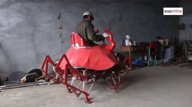 Bác nông dân Trung Quốc vừa chế ra xe hình con cua, biết bò tới bò lui nhưng hơi xóc - Ảnh 1. Bác nông dân Trung Quốc vừa chế ra xe hình con cua, biết bò tới bò lui nhưng hơi xóc 1
