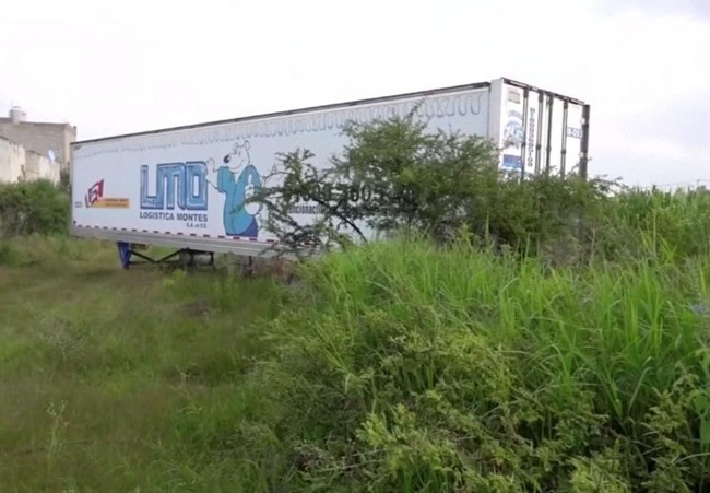 Mexico: Toa xe container bốc mùi hôi thối giữa chốn công cộng, người dân phẫn nộ khi biết có 150 xác người chết bên trong - Ảnh 1.