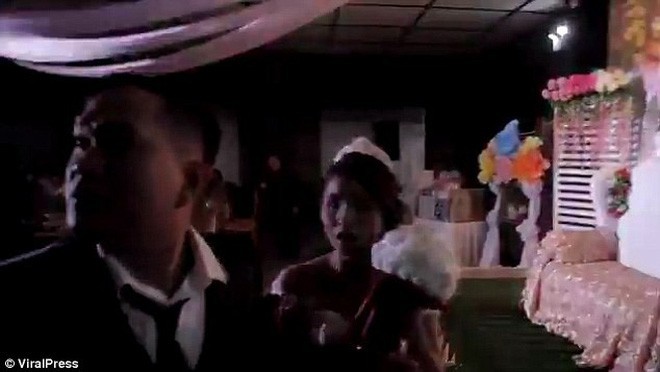Cặp đôi đang chuẩn bị trao nhẫn thì bão Mangkhut càn qua, ngày vui bỗng chốc thành thảm họa - Ảnh 2. Cặp đôi đang chuẩn bị trao nhẫn thì bão Mangkhut càn qua, ngày vui bỗng chốc thành thảm họa 2