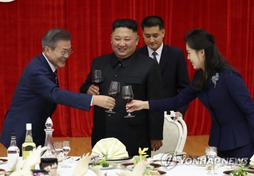 Súp vi cá mập và thực đơn đặc biệt ông Kim Jong-un chiêu đãi Tổng thống Hàn Quốc - Ảnh 1. Hé lộ thực đơn đặc biệt ông Kim Jong-un chiêu đãi Tổng thống Hàn Quốc 3