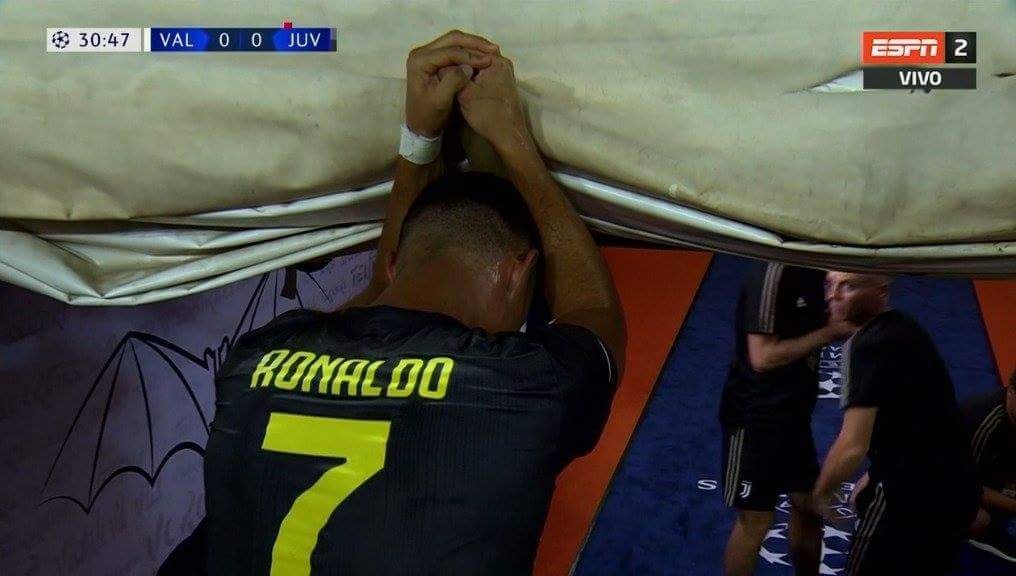 Ronaldo vừa đi vừa khóc tức tưởi vì bị trọng tài đuổi khỏi sân - Ảnh 8.