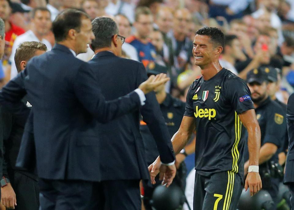 Ronaldo vừa đi vừa khóc tức tưởi vì bị trọng tài đuổi khỏi sân 7