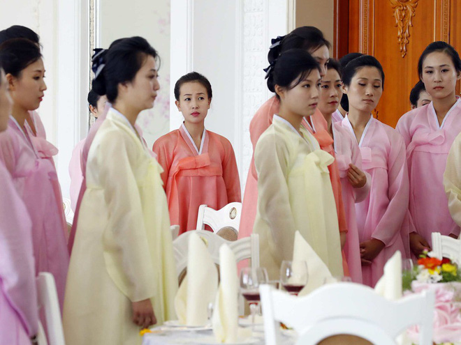 Dàn nữ nhân viên xinh đẹp hút hồn tất bật chuẩn bị tiệc tối cho 2 nhà lãnh đạo liên Triều - Ảnh 4. Dàn nữ nhân viên xinh đẹp hút hồn tất bật chuẩn bị tiệc tối cho 2 nhà lãnh đạo liên Triều 4