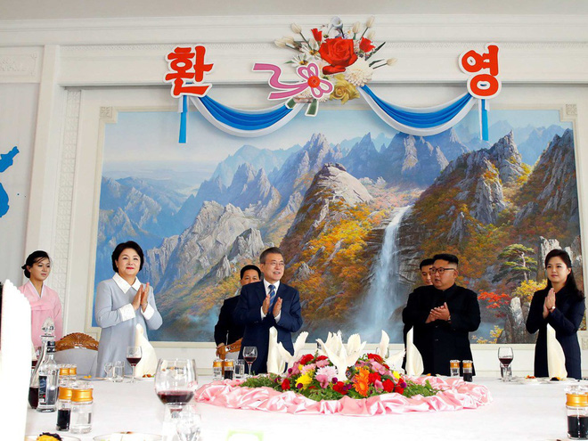 Dàn nữ nhân viên xinh đẹp hút hồn tất bật chuẩn bị tiệc tối cho 2 nhà lãnh đạo liên Triều - Ảnh 7.