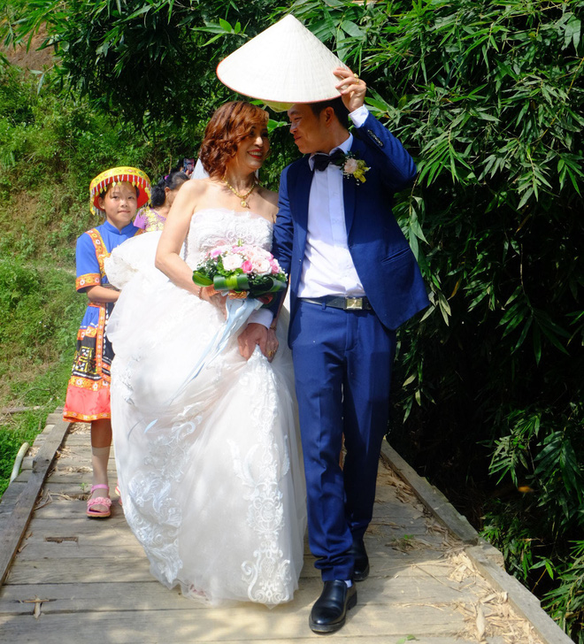 Cảnh cô dâu 61 tuổi băng rừng, lội suối, đi bộ gần 2km về nhà chồng ở Cao Bằng - Ảnh 4.