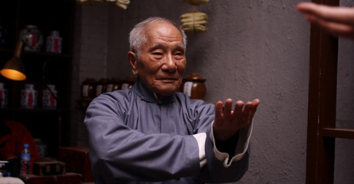 Con trai Diệp Vấn thi triển Vịnh Xuân Quyền ở tuổi 95 khiến giới võ lâm “bái phục” - Ảnh 2.