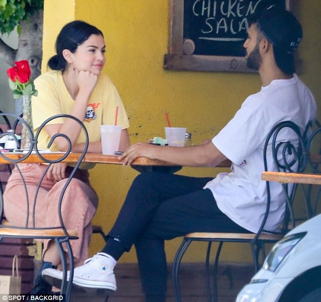 Mặc kệ Justin cưới hỏi, Selena rạng rỡ đi ăn cùng trai lạ và còn nhìn nhau đầy tình tứ - Ảnh 1.