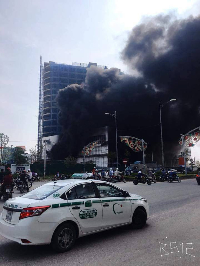 Trung tâm thương mại cao nhất thành phố Yên Bái bốc cháy, khói đen cao hàng chục mét - Ảnh 1.