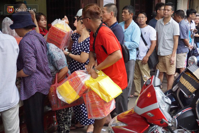 Chùm ảnh: Người Hà Nội xếp hàng dài chờ mua bánh Trung Thu Bảo Phương, đường phố tắc nghẽn - Ảnh 8.