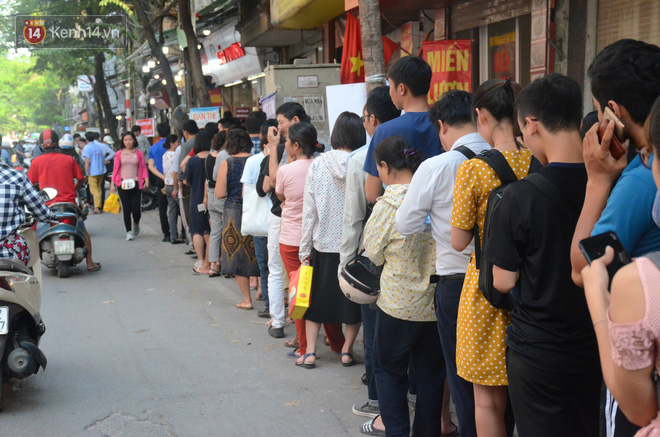Chùm ảnh: Người Hà Nội xếp hàng dài chờ mua bánh Trung Thu Bảo Phương, đường phố tắc nghẽn - Ảnh 10.