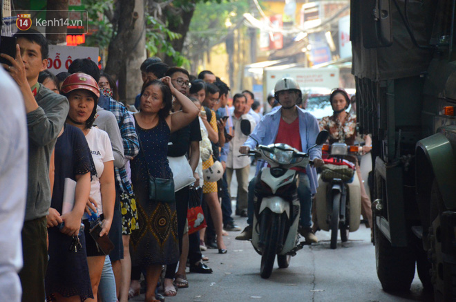 Chùm ảnh: Người Hà Nội xếp hàng dài chờ mua bánh Trung Thu Bảo Phương, đường phố tắc nghẽn - Ảnh 12.
