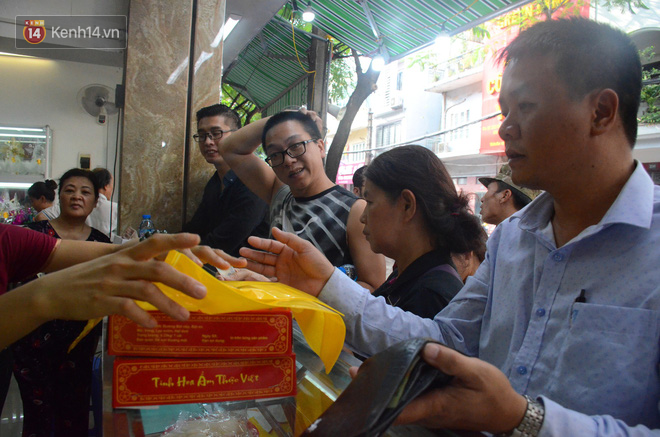 Chùm ảnh: Người Hà Nội xếp hàng dài chờ mua bánh Trung Thu Bảo Phương, đường phố tắc nghẽn - Ảnh 5.