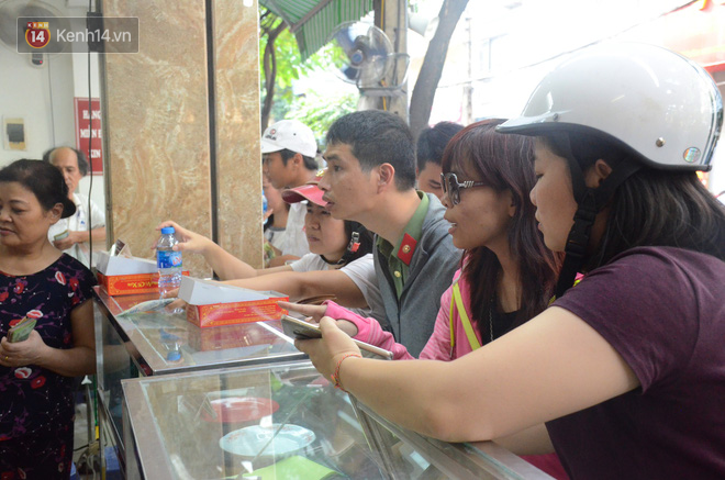 Chùm ảnh: Người Hà Nội xếp hàng dài chờ mua bánh Trung Thu Bảo Phương, đường phố tắc nghẽn - Ảnh 6.
