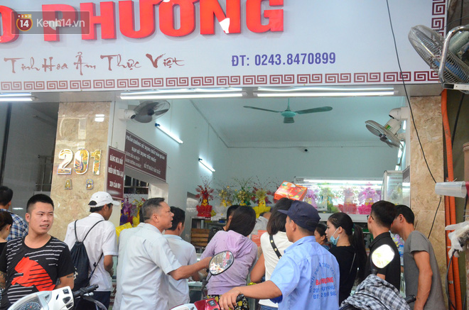 Chùm ảnh: Người Hà Nội xếp hàng dài chờ mua bánh Trung Thu Bảo Phương, đường phố tắc nghẽn - Ảnh 1.