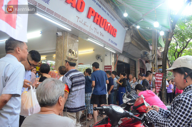 Chùm ảnh: Người Hà Nội xếp hàng dài chờ mua bánh Trung Thu Bảo Phương, đường phố tắc nghẽn - Ảnh 7.