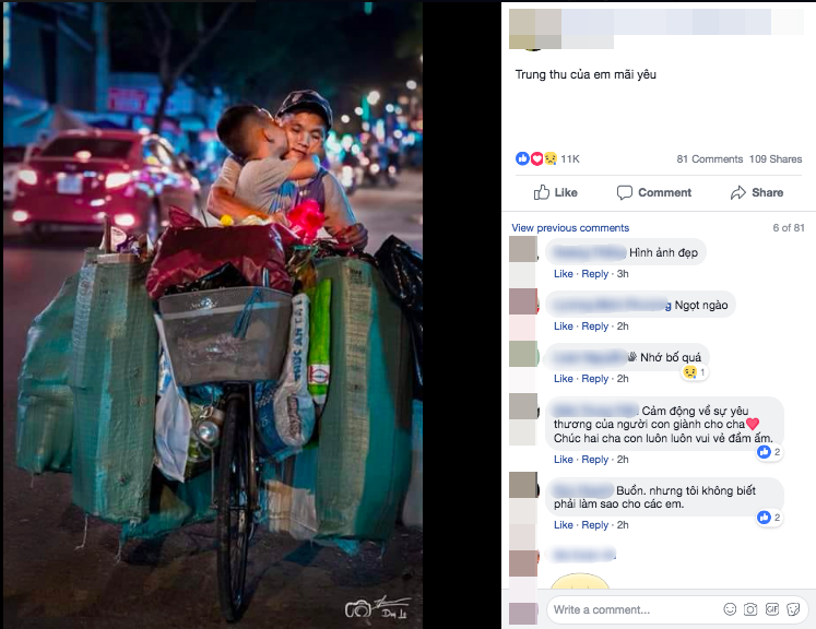 Cái hôn ấm áp của cậu bé dành cho mẹ trên chiếc xe đạp cũ chất đầy ve chai trong đêm Trung thu khiến nhiều người rưng rưng 1