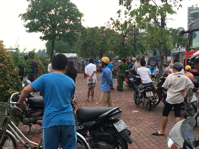 Hơn 2 giờ bao vây kẻ ngáo đá kề dao vào cổ cô gái trên ghe - Ảnh 4. Hàng chục CSCĐ bao vây kẻ ngáo đá kề dao vào cổ cô gái trên ghe 4