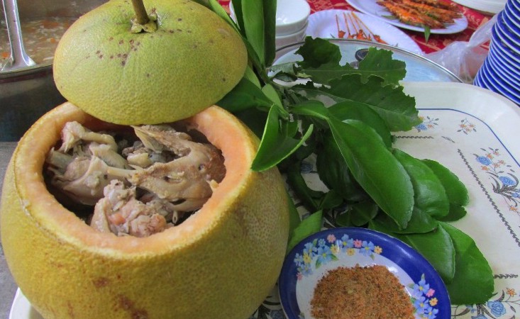Thật nể người Đồng Nai, có thể bắt cả con gà chui tọt vào quả bưởi để làm thành đặc sản lừng danh - Ảnh 2. Thật nể người Đồng Nai, có thể bắt cả con gà chui tọt vào quả bưởi để làm thành đặc sản lừng danh 3