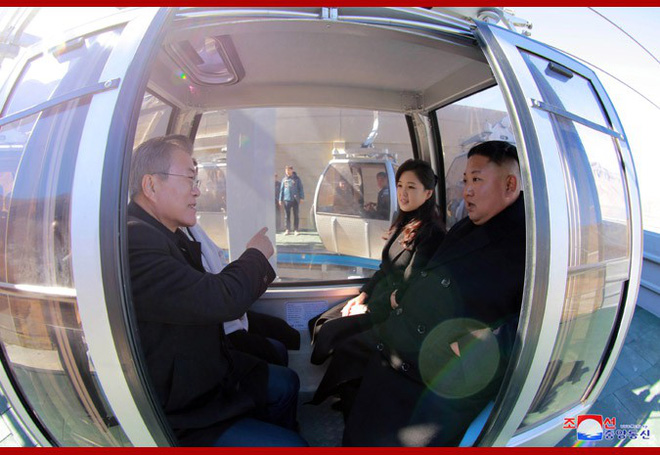Những chuyện bên lề thú vị ở thượng đỉnh liên Triều: Ông Kim loay hoay học bắn tim - Ảnh 2.