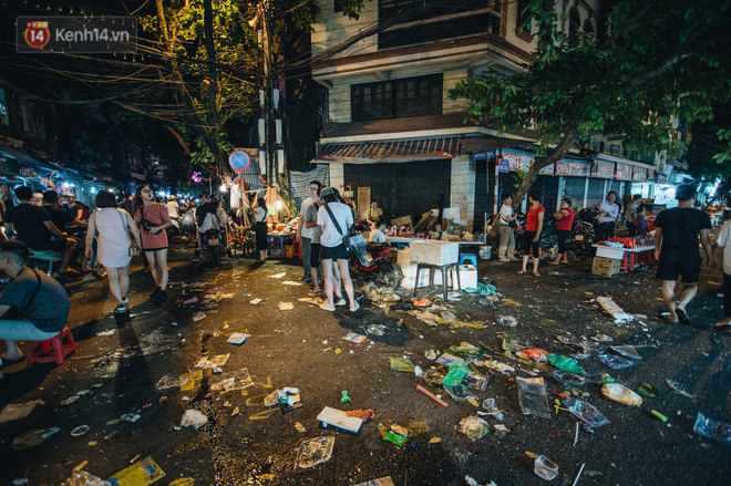 Chùm ảnh: Chợ Trung thu truyền thống ở Hà Nội ngập trong rác thải sau đêm Rằm tháng 8 - Ảnh 2.