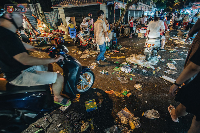 Chùm ảnh: Chợ Trung thu truyền thống ở Hà Nội ngập trong rác thải sau đêm Rằm tháng 8 - Ảnh 3.