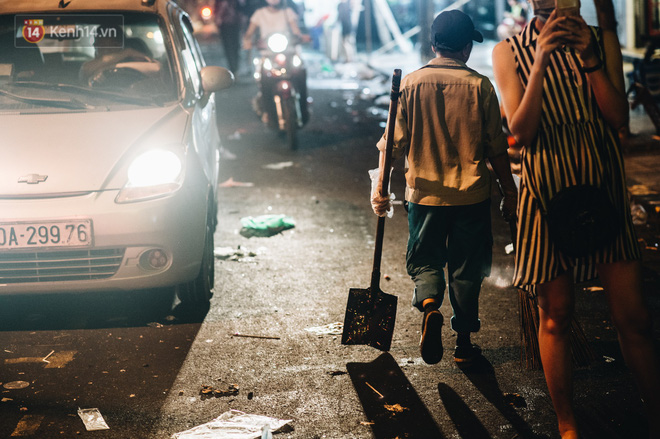 Chùm ảnh: Chợ Trung thu truyền thống ở Hà Nội ngập trong rác thải sau đêm Rằm tháng 8 - Ảnh 12.