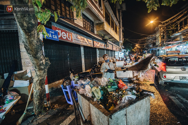 Chùm ảnh: Chợ Trung thu truyền thống ở Hà Nội ngập trong rác thải sau đêm Rằm tháng 8 - Ảnh 13.