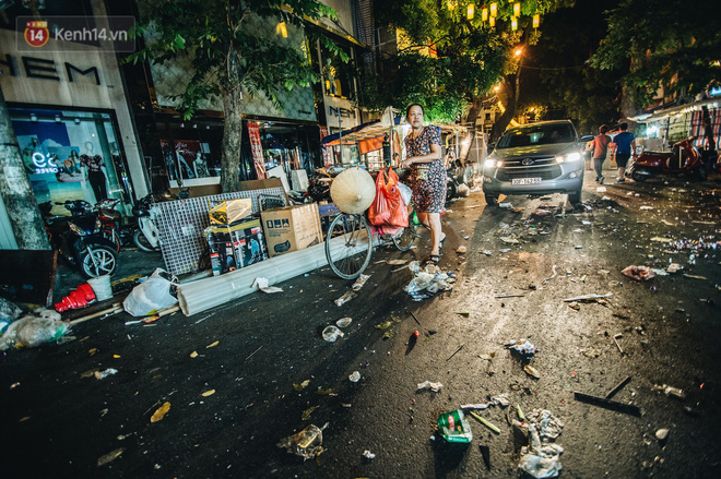 Chùm ảnh: Chợ Trung thu truyền thống ở Hà Nội ngập trong rác thải sau đêm Rằm tháng 8 - Ảnh 4.