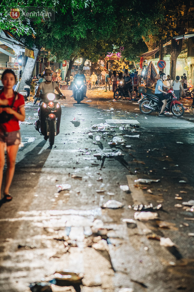 Chùm ảnh: Chợ Trung thu truyền thống ở Hà Nội ngập trong rác thải sau đêm Rằm tháng 8 - Ảnh 5.