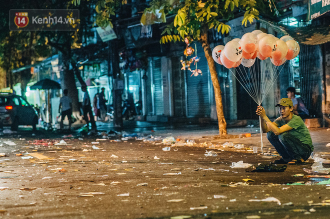 Chùm ảnh: Chợ Trung thu truyền thống ở Hà Nội ngập trong rác thải sau đêm Rằm tháng 8 - Ảnh 7.