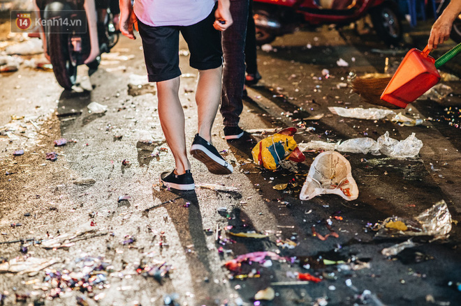 Chùm ảnh: Chợ Trung thu truyền thống ở Hà Nội ngập trong rác thải sau đêm Rằm tháng 8 - Ảnh 8.