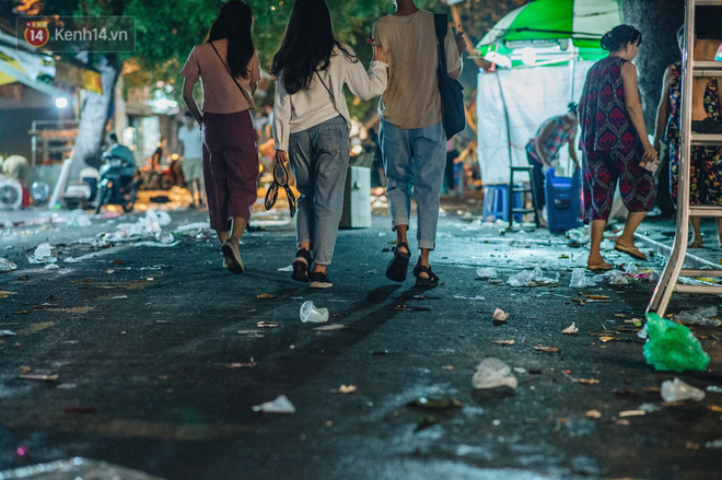 Chùm ảnh: Chợ Trung thu truyền thống ở Hà Nội ngập trong rác thải sau đêm Rằm tháng 8 - Ảnh 11.