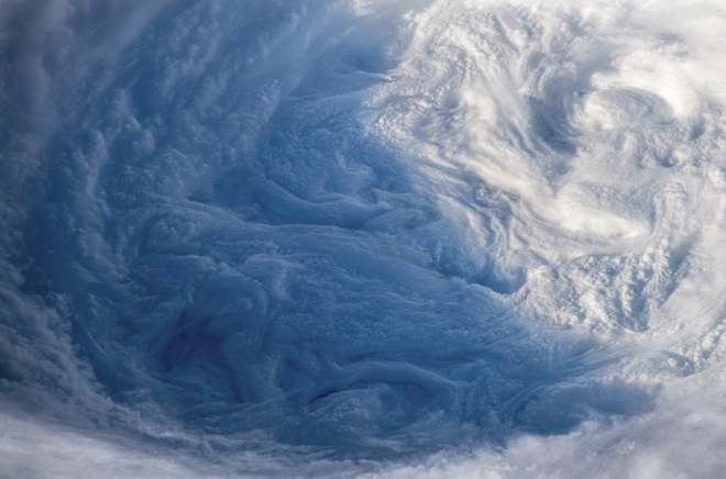 Hình ảnh mắt bão khổng lồ của siêu bão do Việt Nam đặt tên - nhìn từ Trạm Vũ trụ Quốc tế - Ảnh 1.