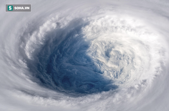 Hình ảnh mắt bão khổng lồ của siêu bão do Việt Nam đặt tên - nhìn từ Trạm Vũ trụ Quốc tế - Ảnh 2.