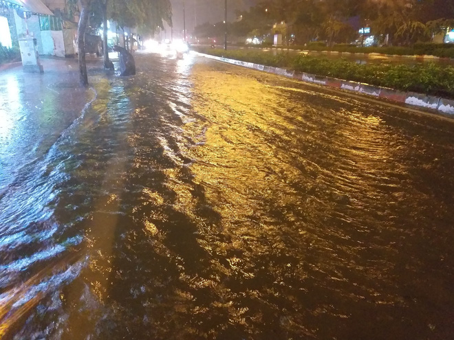 Đại lộ đẹp nhất Sài Gòn ngập sâu trong cơn mưa lớn - Ảnh 3.