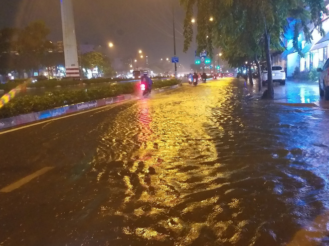 Đại lộ đẹp nhất Sài Gòn ngập sâu trong cơn mưa lớn - Ảnh 5.