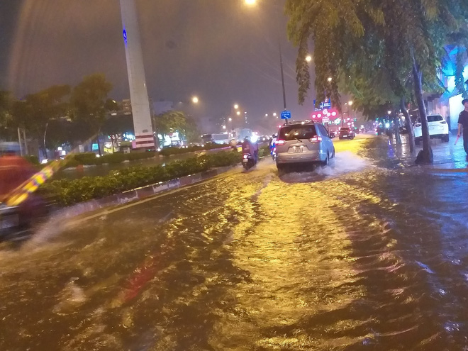 Đại lộ đẹp nhất Sài Gòn ngập sâu trong cơn mưa lớn - Ảnh 7.