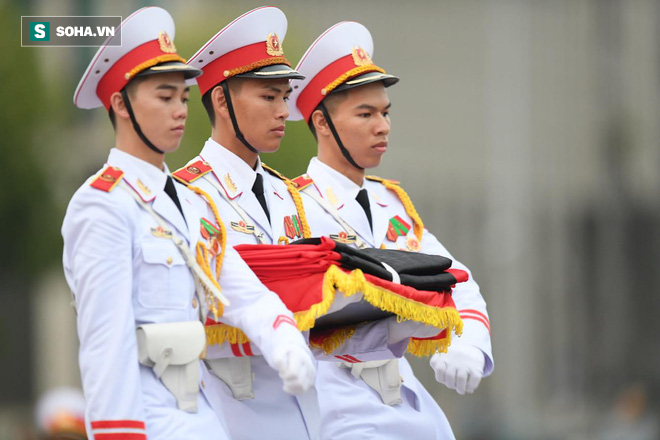 Treo cờ rủ Quốc tang Chủ tịch nước Trần Đại Quang - Ảnh 4.