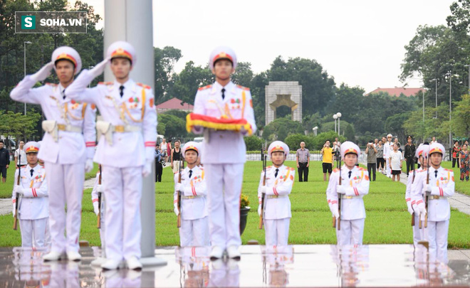 Treo cờ rủ Quốc tang Chủ tịch nước Trần Đại Quang - Ảnh 3.