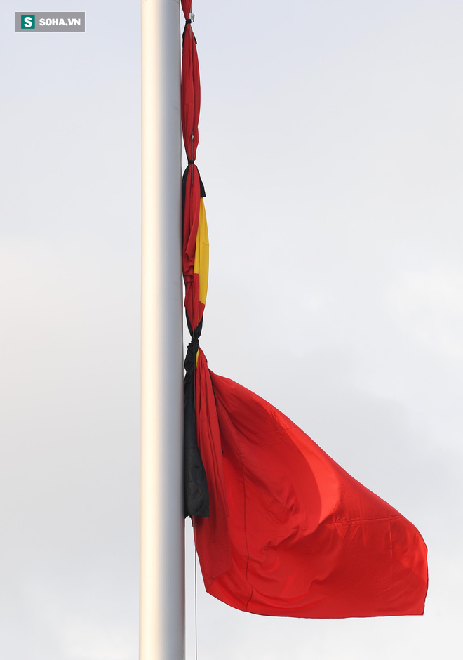 Treo cờ rủ Quốc tang Chủ tịch nước Trần Đại Quang - Ảnh 14.