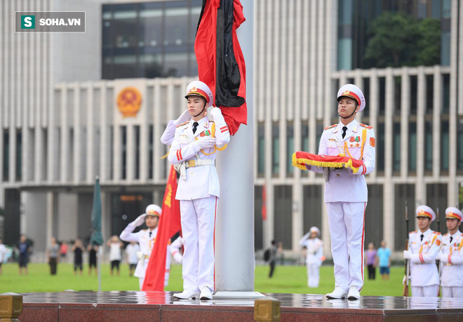 Treo cờ rủ Quốc tang Chủ tịch nước Trần Đại Quang - Ảnh 10.