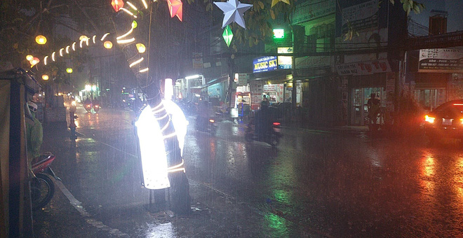 Đại lộ đẹp nhất Sài Gòn ngập sâu trong cơn mưa lớn - Ảnh 8.