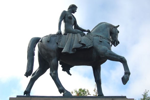 Bí mật ngàn năm: Nữ bá tước khỏa thân cưỡi ngựa trên đường khiến giới nghiên cứu tranh cãi - Ảnh 4.