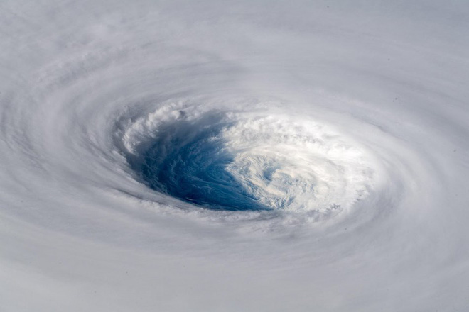 Hình ảnh mắt bão khổng lồ của siêu bão do Việt Nam đặt tên - nhìn từ Trạm Vũ trụ Quốc tế - Ảnh 3.